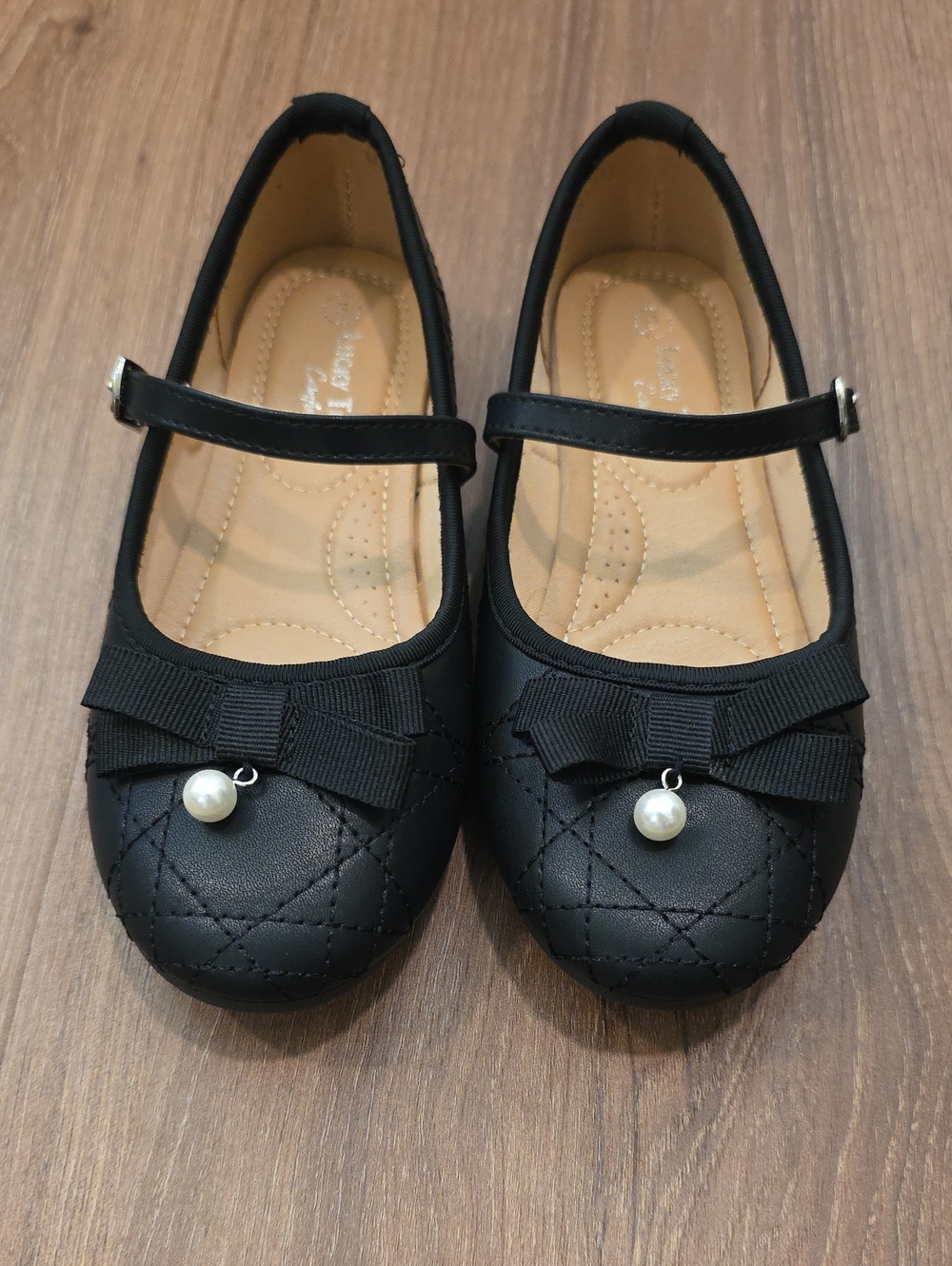Girls Black Mary Jane Flats with Bow & Pearl Accent. Size 3.